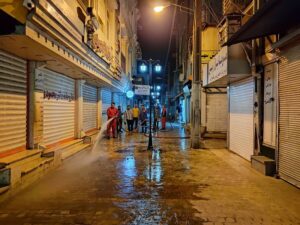 در راستای آلودگی زدایی،رعایت اصول بهداشتی و اراستگی شهری کوچه پزشکان پاکسازی و شستشو شد